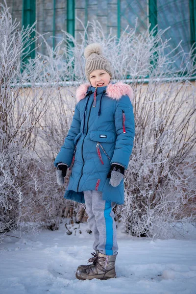 Foto Flicka Glad Positiv Leende Glädje Snöigt Väder Vinterpromenad Park — Stockfoto