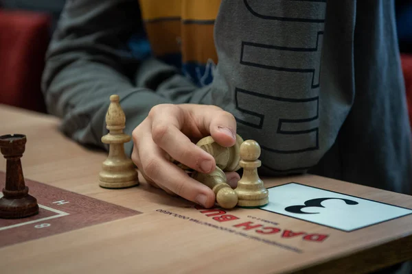 Chessmän Schackpjäser Handen Schackspel Närbild — Stockfoto