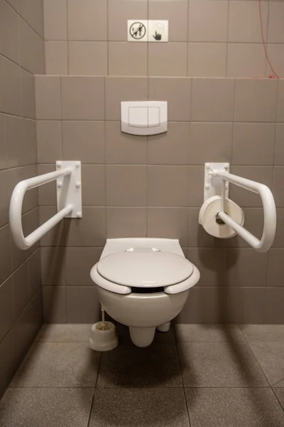 Ren Vit Keramisk Toalett Badrummet Toalettrum Vvs Mockup Designmall För Stockbild