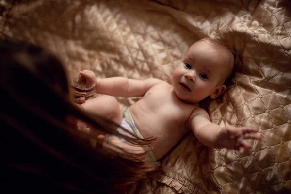 Mom Does Gymnastics Home Cute Naked Six Month Old Baby — Stock Photo, Image
