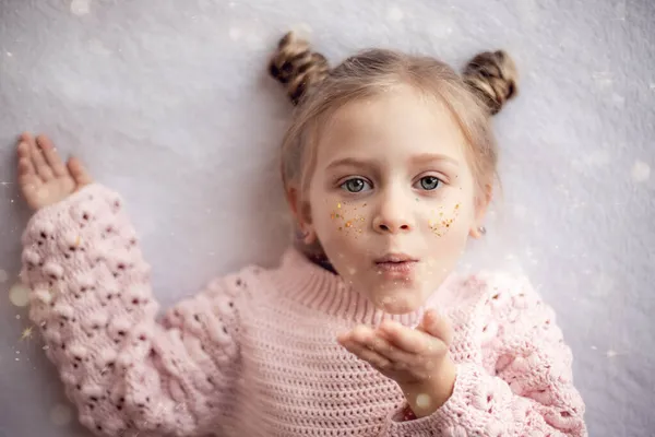 Κορίτσι Φυσάει Εκατομμύρια Κομμάτια Χρυσού Γκλίτερ Από Χέρι Της Απομονωμένη — Φωτογραφία Αρχείου