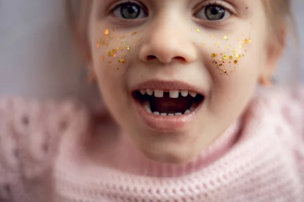 Ένα Μικρό Ξανθό Χαρούμενο Κορίτσι Στο Οδοντιατρείο Χαμογελώντας Που Δείχνει — Φωτογραφία Αρχείου