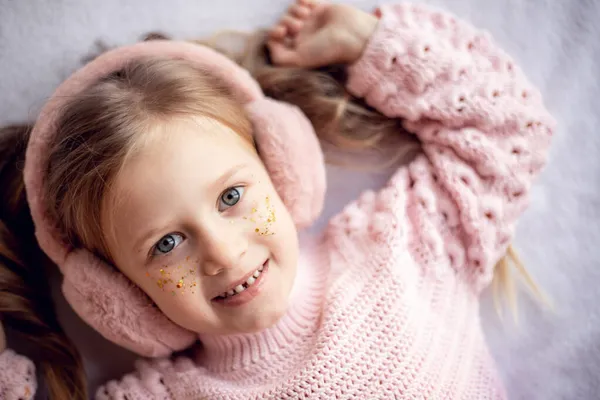 Ένα Χαρούμενο Κορίτσι Ροζ Πούλιες Απομονωμένο Λευκό Φόντο Παιδικές Διακοπές — Φωτογραφία Αρχείου