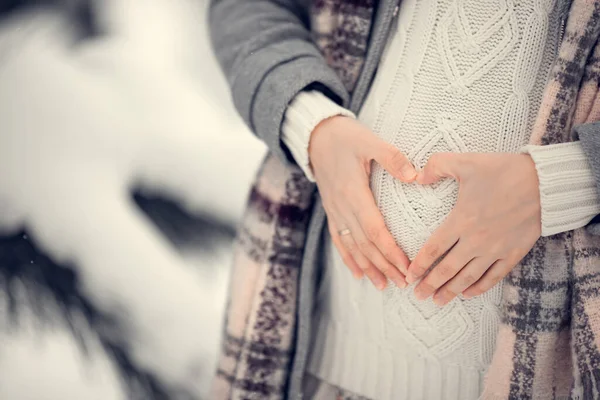 Concepto Embarazo Ginecología Primer Plano Hermosa Mujer Embarazada Cogida Mano — Foto de Stock