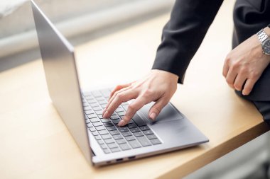 Kadın eli dizüstü bilgisayarda klavyede yazıyor. Ofisteki bilgisayarda çalış. Online, uluslararası iş, yaptırımlar. Yatırımlar, serbest çalışanlar, hesaplar. İnternet 'te sörf ve alışveriş.