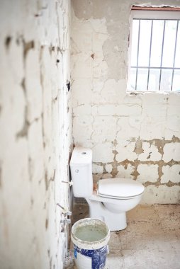 İnşaat halindeki bir banyoda tuvalet.