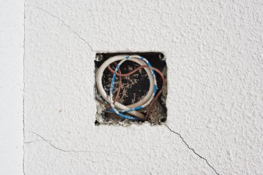 Ev inşaatının prizinde elektrik hattı var.