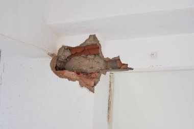 İnşaat halindeki bir evin duvarındaki delik.