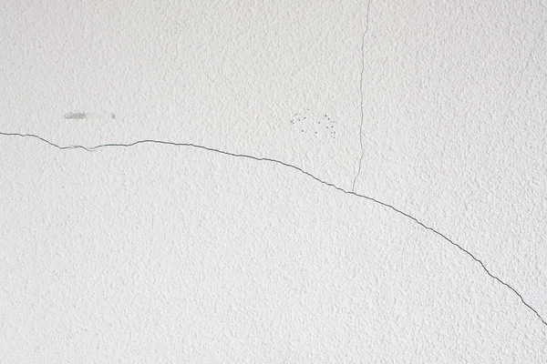 Crack in un muro bianco di una casa che viene rimodellato — Foto Stock