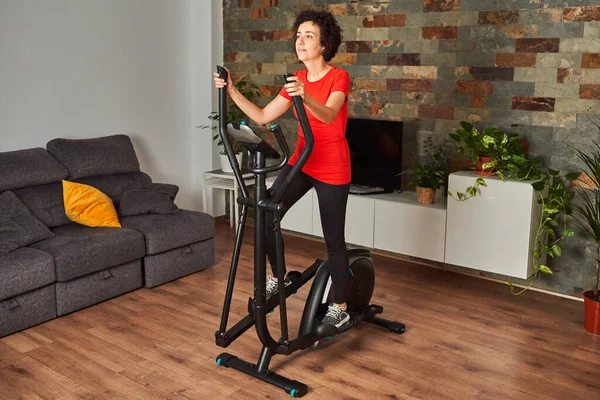 Entrenamiento Fitness Para Mujer Casa Con Entrenador Elíptico Inteligente Interiores — Foto de Stock