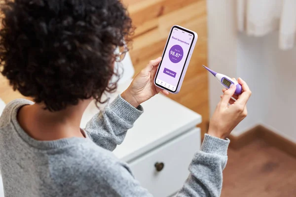 Woman Records Her Basal Temperature Application Her Smart Phone Thanks — Stock Photo, Image