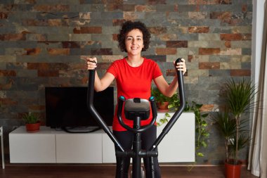 Eliptik çapraz çalıştırıcı kullanarak evde kadın eğitimi