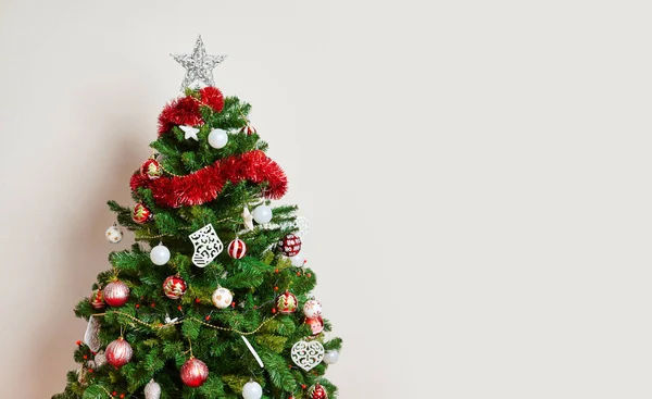 Big beautiful christmas tree decorated with beautiful shiny baubles — Stock Photo, Image