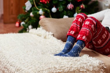 Noel çorapları ve pijamaları giyen kişi.