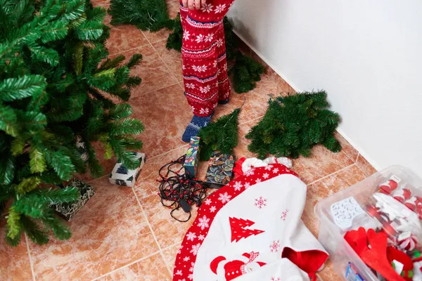 Mujer irreconocible desembalaje decoración de Navidad —  Fotos de Stock
