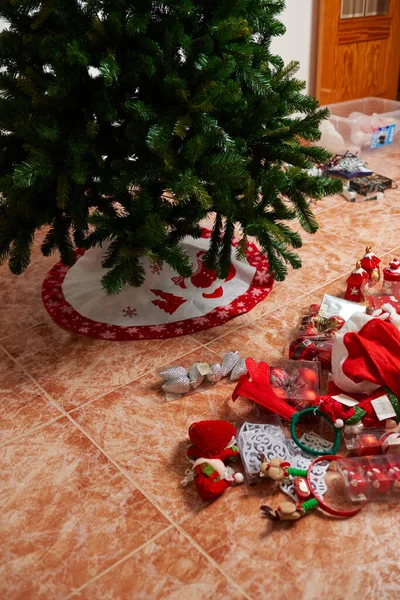 Evde Noel ağacını hazırlarken yerde süslemeler vardı.