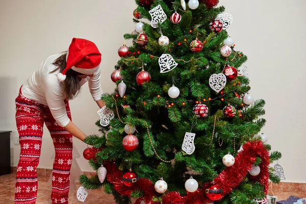 Unrecognizable woman decorating christmas tree — Stock Photo, Image