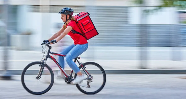 Fietskoerier levert in de stad met bewegingsvervaging — Stockfoto