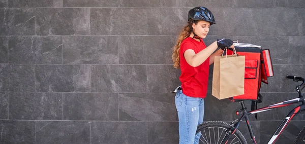 Una partera de ciclistas saca el pedido de la mochila — Foto de Stock