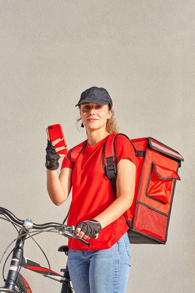 Retrato de una chica ciclista mirando la cámara — Foto de Stock