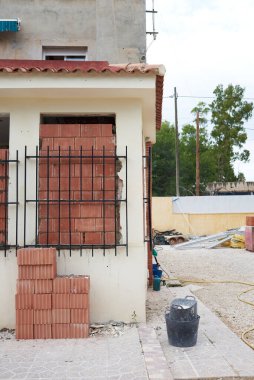 Çökmeyi önlemek için pencereye tuğla örülmüş