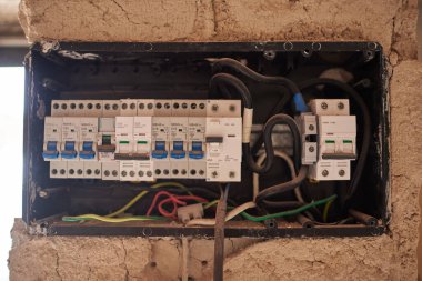 İnşaat halindeki dairede elektrik dağıtım kutusu.