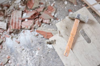 İnşaat halindeki bir evde inşaat çekici.