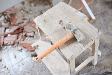 İnşaat halindeki bir evde inşaat çekici.