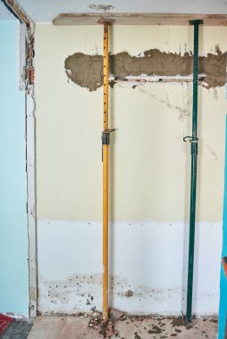 İnşaat destekleri inşaat halindeki bir evin çatısını destekliyor