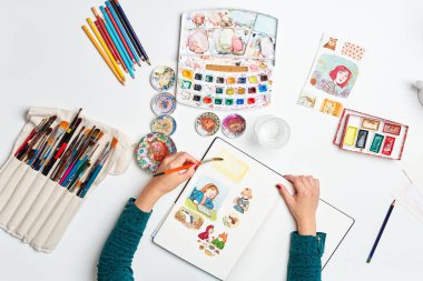 Ressam kadın suluboya çizimler yapıyor.