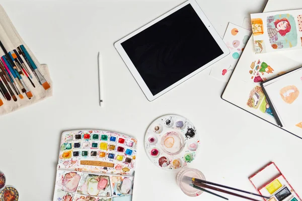 Stůl ilustrátora s digitálními tabletovými akvarely a kresbami — Stock fotografie