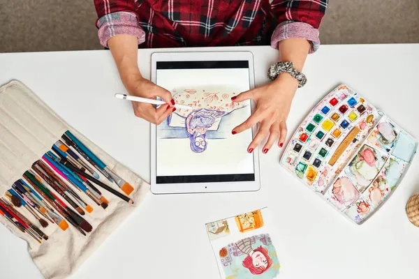 Caucasian female artist illustrator painting drawing on touch digital tablet with stylus — Stock Photo, Image