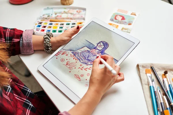 Kaukaska kobieta artysta ilustrator malarstwo rysunek na dotyku cyfrowy tablet z rysikiem — Zdjęcie stockowe