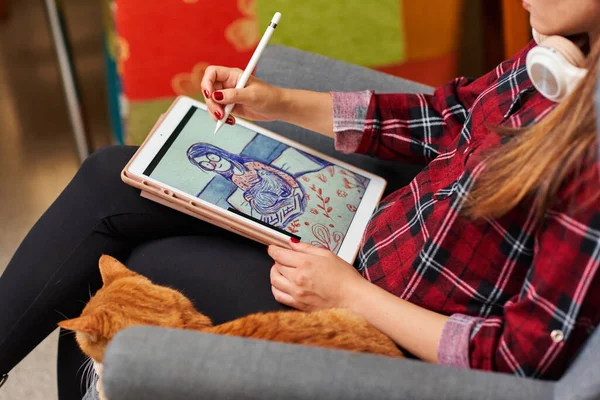 Beyaz kadın ressam, Stylus ile dijital tablet üzerine resim çiziyor.