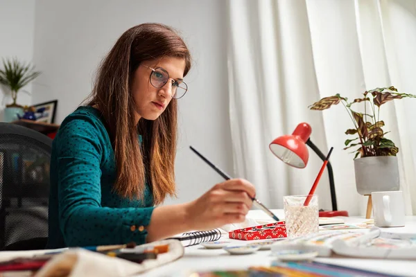 Ilustrator kobieta telepraca w domu biuro — Zdjęcie stockowe