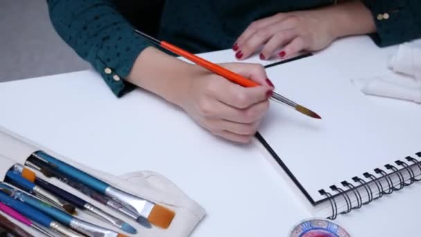 Mujeres pintando a mano un corazón con acuarelas — Vídeos de Stock