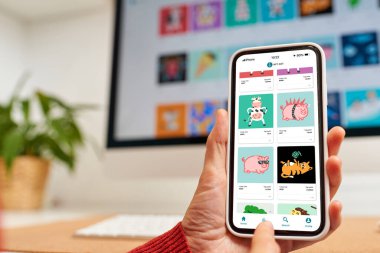 Bir cep telefonundaki NFT pazarını kapat