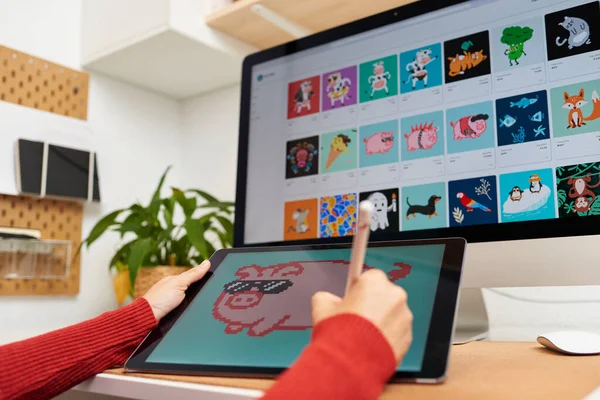 NFT sanatçısı evindeki dijital tablette resim yapıyor.