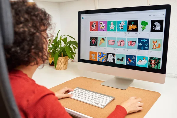 Woman buying NFT online on her desktop computer — Stock Photo, Image