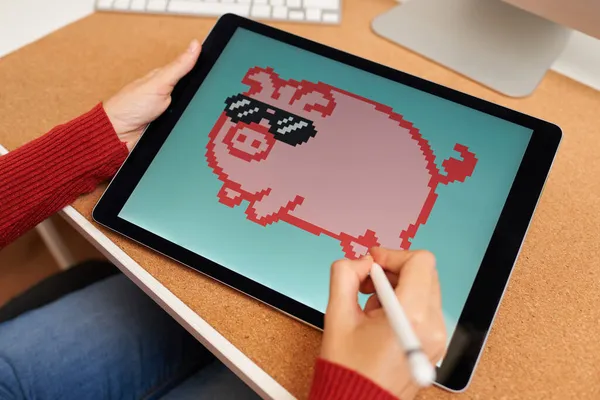NFT sanatçısı evindeki dijital tablette resim yapıyor.