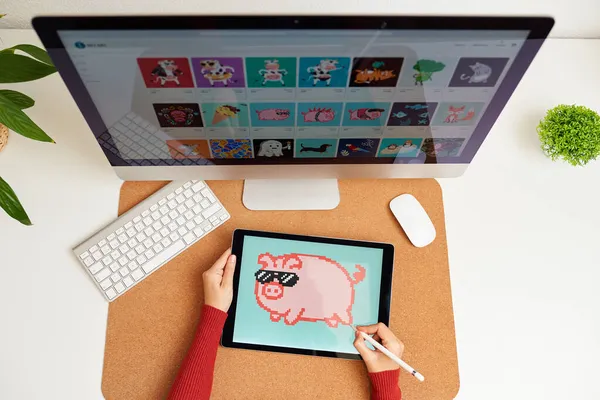 NFT sanatçısı evindeki dijital tablette resim yapıyor.