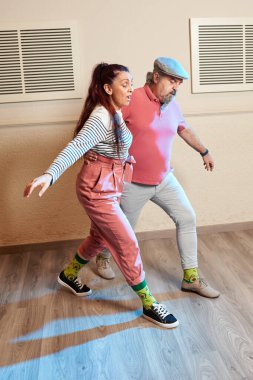 Lindy Hop öğretmenleri dans stüdyosunda ders veriyor.