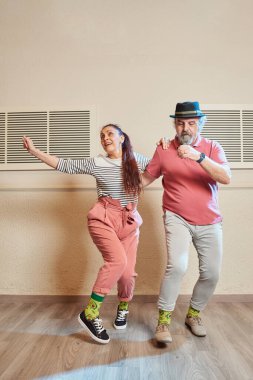 Bir adam ve bir kadın dans ediyorlar Lindy Hop bir dans stüdyosunda