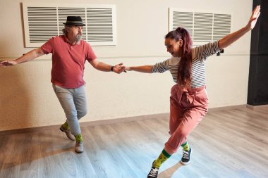 Lindy Hop öğretmenleri dans stüdyosunda ders veriyor.