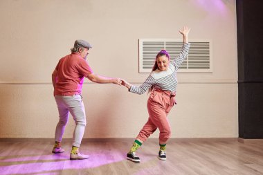 Komik çoraplar giyen bir çift Lindy Hop dansçısı.