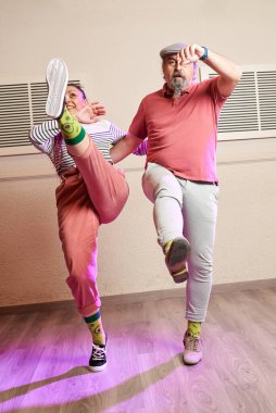 Lindy Hop öğretmenleri dans stüdyosunda ders veriyor.