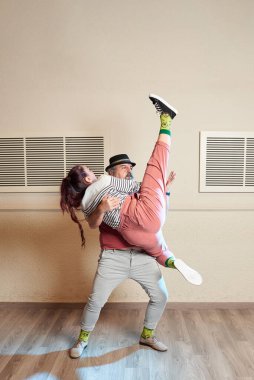 Bir adam ve bir kadın dans ediyorlar Lindy Hop bir dans stüdyosunda