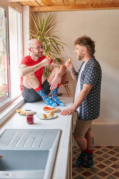 Gay couple having breakfast on the kitchen counter — Stock Photo, Image