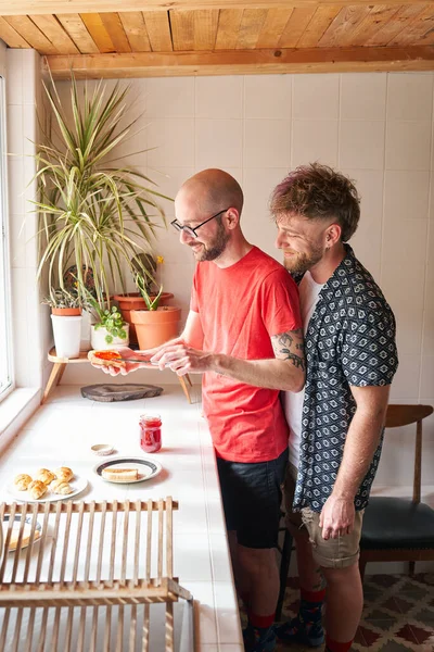 Gay couple in the kitchen making breakfast — Stock Photo, Image