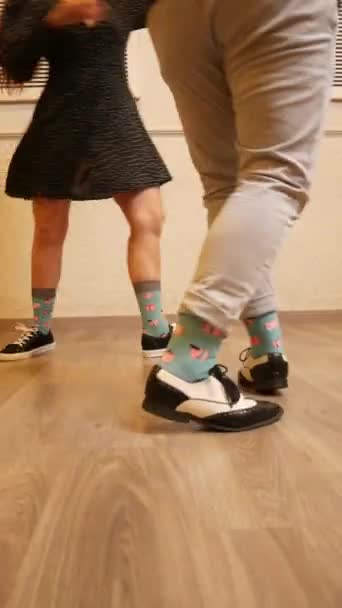 Starsza para tańczy Lindy Hop w studio — Wideo stockowe